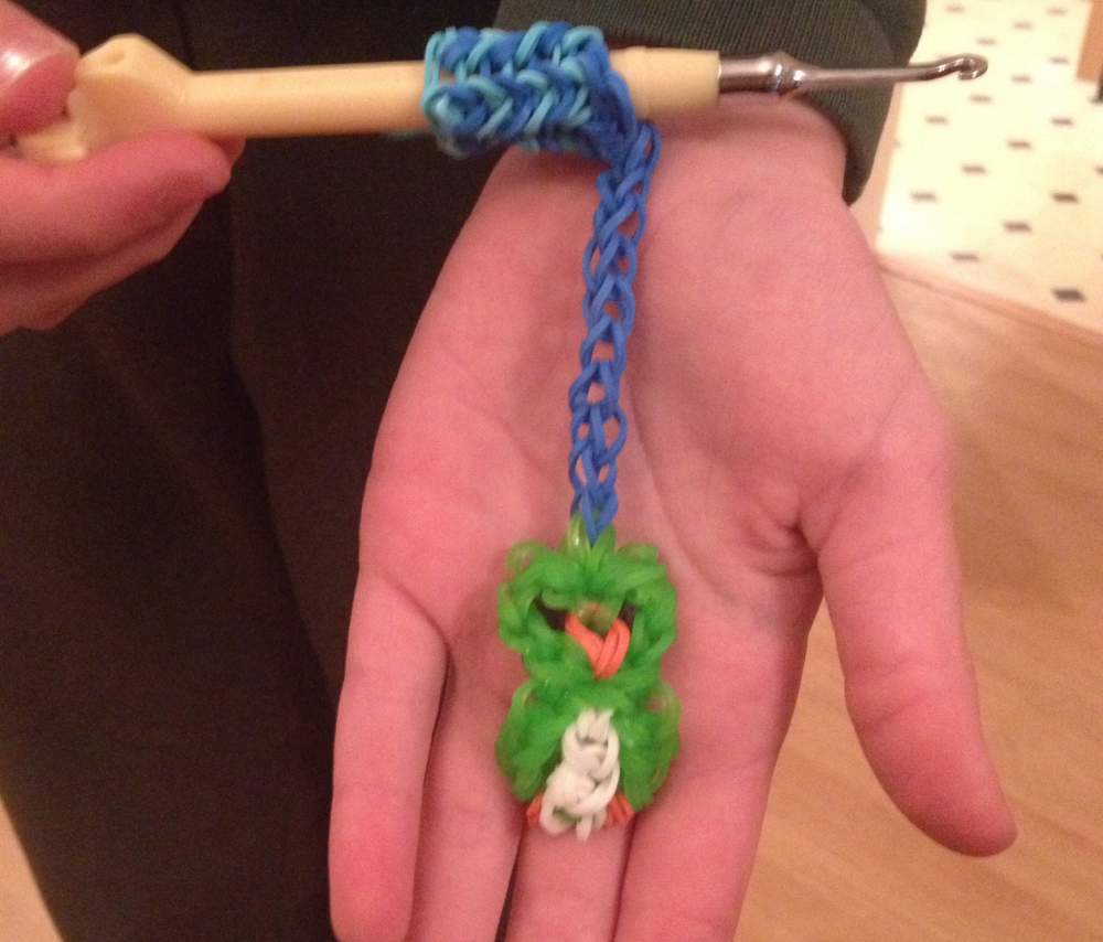 My super cool dangly hook grip!  Loom Community, an educational  do-it-yourself Rainbow Loom and crafting community.